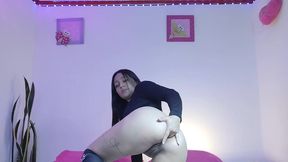 Linda Petite Gets Excited While Putting Her Fingers in Her Ass