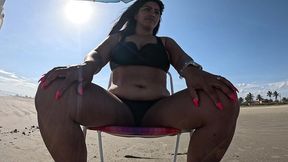 morena safada se masturbando na praia ate gozar em publico