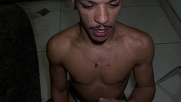 Gang bang dos dotados cheios de leite