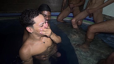 Gang bang dos dotados cheios de leite