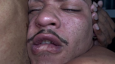 Gang bang dos dotados cheios de leite