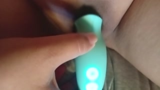 スマホホルダーにおもちゃ付けて膝立ちオナニーしてたけど、我慢できなくなってまんこにおもちゃグリグリ当ててイクッ♥️