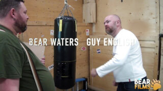 Piercingli, tombul ve kıllı ayı Adam Snow, yoğun bir POV fetiş seksinde şişman kıçına sertçe girilmeden önce özensiz bir oral seks yapıyor.