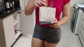 minha mae gostosa de quatro na cozinha me deixou louco de tesao,pedi pra ela deixar eu ver ela pelada e ela aceitou