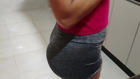 minha mae gostosa de quatro na cozinha me deixou louco de tesao,pedi pra ela deixar eu ver ela pelada e ela aceitou