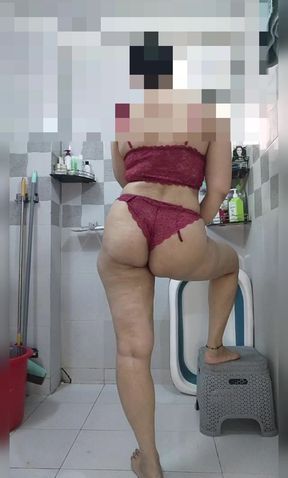 Desi Bhabhi Having Fun in Shower