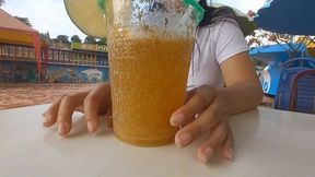 ESTA LINDA MORRITA ACEPTA IR AL BA�O A CHUPARLO DESPUES DE TOMARSE UNAS COPAS (REAL)
