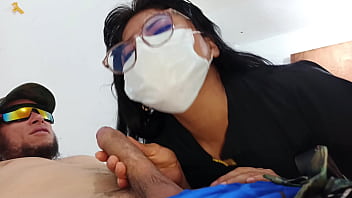 acciones pervertidas de una doctora latina en un hospital militar! ella folla de manera descarada en plena consulta medica. ella es una puta medica. video exclusivo completo
