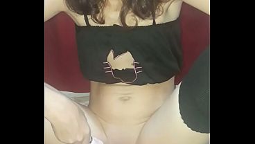 Vadia esfregando o vibrador