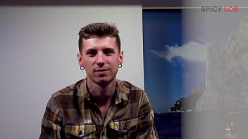 Un nuovo casting, RoSex un giovane e magrolino,  pronto a sfondare le fiche pi&ugrave_ eccitate e bagnate con la sua dura minchia spruzzante di sborra calda iniziando con Mary Rider