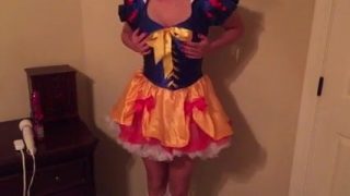 La cosplayeuse de Blanche-Neige se masturbe, se déshabille et se masturbe à nouveau.