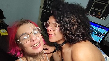 Russah safada perdeu no vídeo game pra Sofie Lollipop e teve que chupar o pau dela ate ela gozar na cara dela