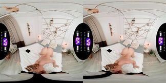 TmwVRnet Eyla Moore Glam blonde waits for dude in bed