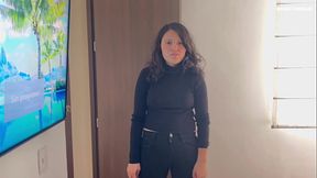 Mi madrastra se toca mientras la veo en el armario... Me descubri&oacute_ y ahora le toco su h&uacute_medo co&ntilde_o