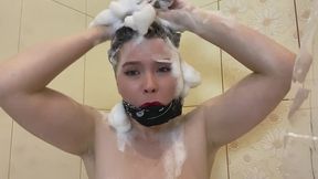 gag woman shampooing