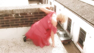 Hai bà mẹ quyến rũ với vòng một đầy đặn Tia Layne và Paige Ashley trong bộ đồ lót và tất lưới bị Paul Chaplin và Steve Hooper cưỡng hiếp tập thể qua đường hậu môn.