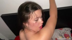 La amiga de mi girlfriend est� en mi cama    quiere algo de mi?