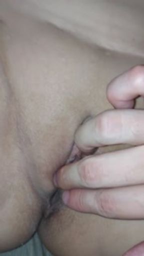 Comendo quente com dedada na buceta molhada de lingerie