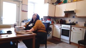 BBW SSBBW eating scene fanfiction pig in an apron