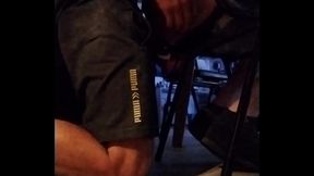 Le chupo el culo sentado mientras hace lo suyo