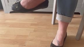 Ballet flats shoe dangle