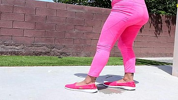 Jade Janzten wetting ideal yoga outfit!