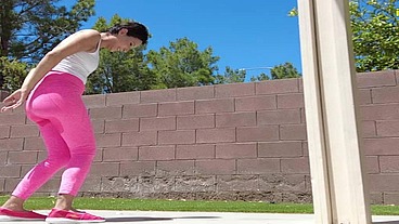 Jade Janzten wetting ideal yoga outfit!