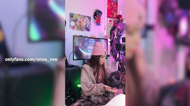 Cute Gamer Girl shows you her Special "Kirby Technique"