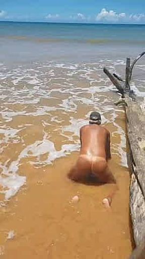 Ladysilva pelada ba praia exibindo seu corpo bronzeado e sua bunda com marquinha sexy