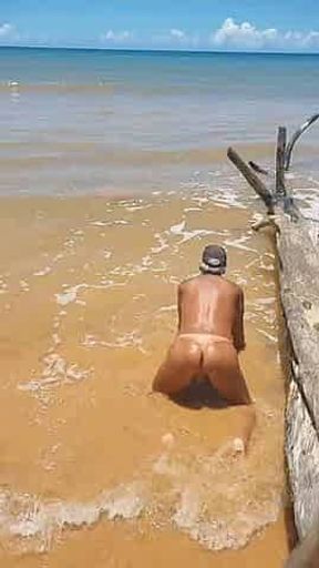 Ladysilva pelada ba praia exibindo seu corpo bronzeado e sua bunda com marquinha sexy