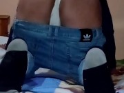 Enseñando las nalgas