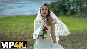 Sexy teen bride gets double-fucked in a car