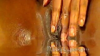 Solo-meisjesfilm van amateur Nilou Achtland die masturbeert