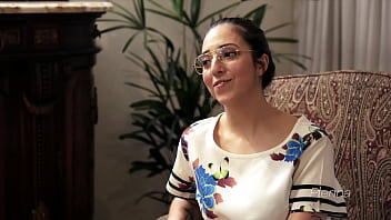 TIVE QUE AJUDAR MEU PACIENTE COM SEU ENORME PAU, J&Aacute_ QUE N&Atilde_O CABIA NA BOCA DE NINGU&Eacute_M - LIS DEL CASTILHO