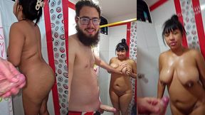 me meto al bano cuando mi novia esta a punto de darse una ducha sorprendida al ver mi polla la agarra y se la mete entera a la boca.