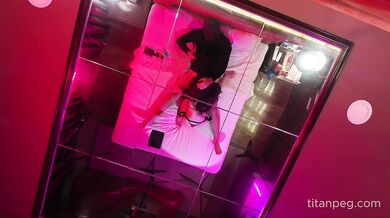 19 летняя сучка разносит анус 34 летнего бойфренда огромным страпоном в секс отеле.