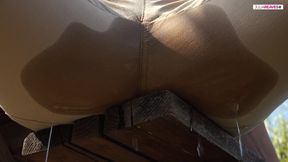 When walking I piss in my trousers outdoor