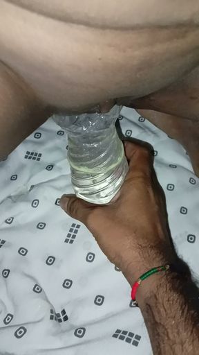 Indian Desi Hot Bhabhi Ki Chuda Se Pani Ki Bottle