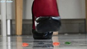 Annette HEELS vs tiny cars! - MP4