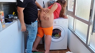Latina con enorme culo folla con su hijastro mientras su padre no está en casa
