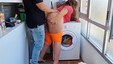 Latina con enorme culo folla con su hijastro mientras su padre no está en casa