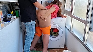 Latina con enorme culo folla con su hijastro mientras su padre no está en casa