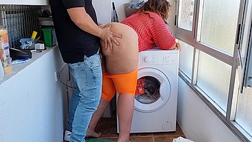 Latina con enorme culo folla con su hijastro mientras su padre no está en casa