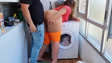 Latina con enorme culo folla con su hijastro mientras su padre no está en casa