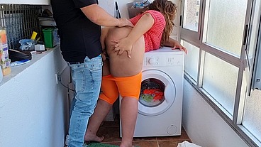 Latina con enorme culo folla con su hijastro mientras su padre no está en casa