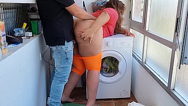 Latina con enorme culo folla con su hijastro mientras su padre no está en casa