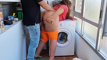 Latina con enorme culo folla con su hijastro mientras su padre no está en casa