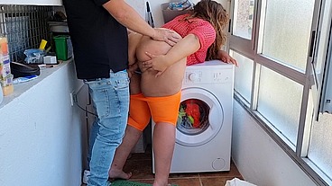 Latina con enorme culo folla con su hijastro mientras su padre no está en casa