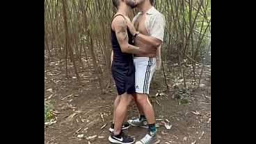 TATUADO PENTELHUDO SE PEGARAM NO TERRENO ABANDADO