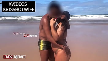 Kriss Hotwife Aos Beijos e Amassos Na Praia Com Realizador Baiano